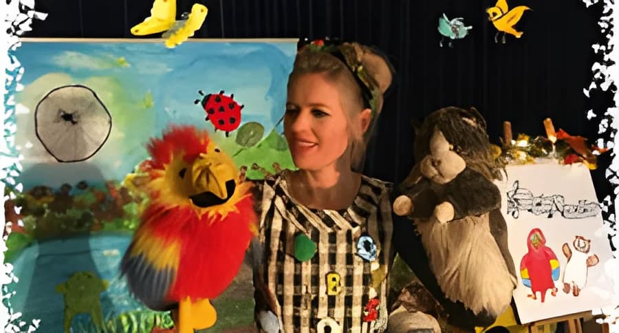 Tulle and Skralle - the magical singing suitcase