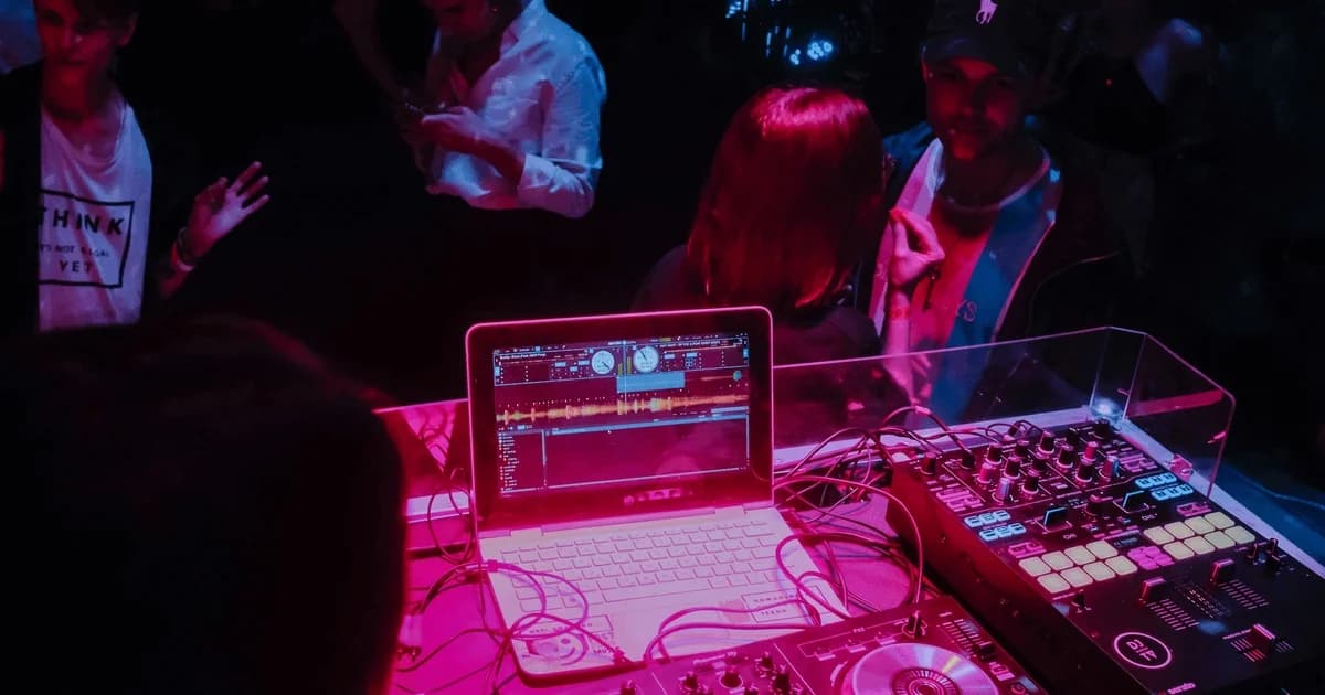 90s Party: Theme & DJ