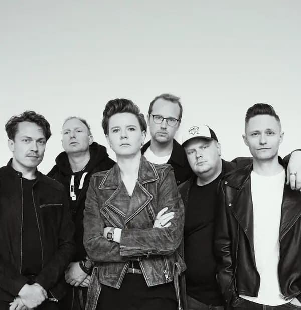 Rikke Thomsen with band