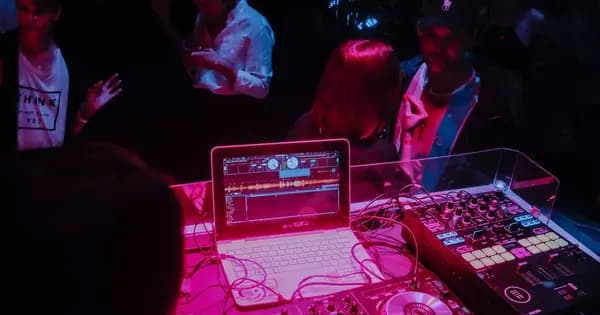 90s Party: Theme & DJ