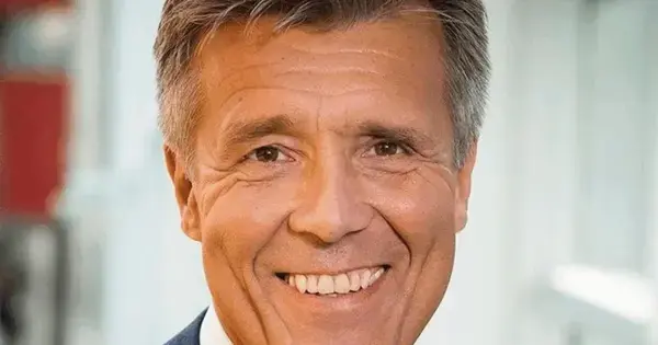 Klaus Bundgård Povlsen: Dig, mig og magthaverne