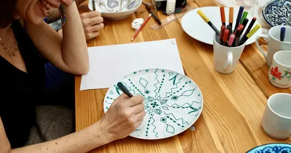 Tegn plantemønstre på dit porcelæn