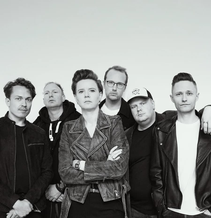 Rikke Thomsen with band