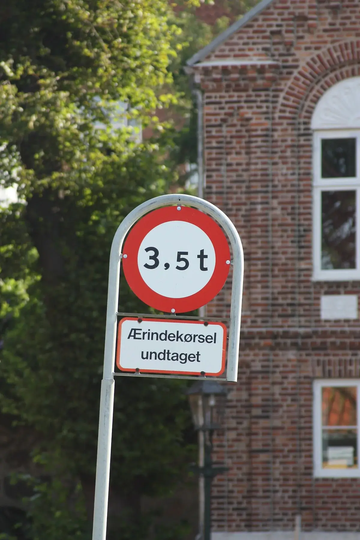 A Danish road sign with a 3.5-ton limit and an exception for local traffic.