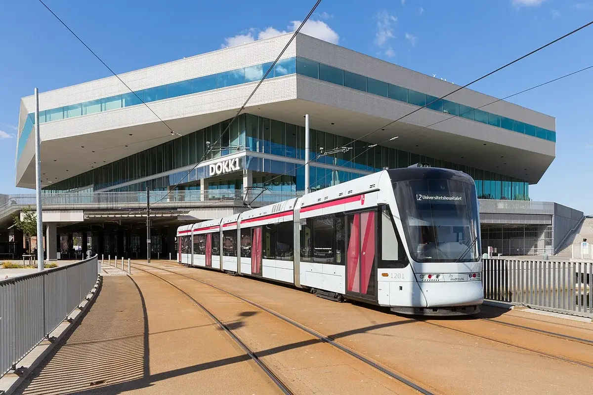 Light rail vehicle near Dokk1 building in Aarhus