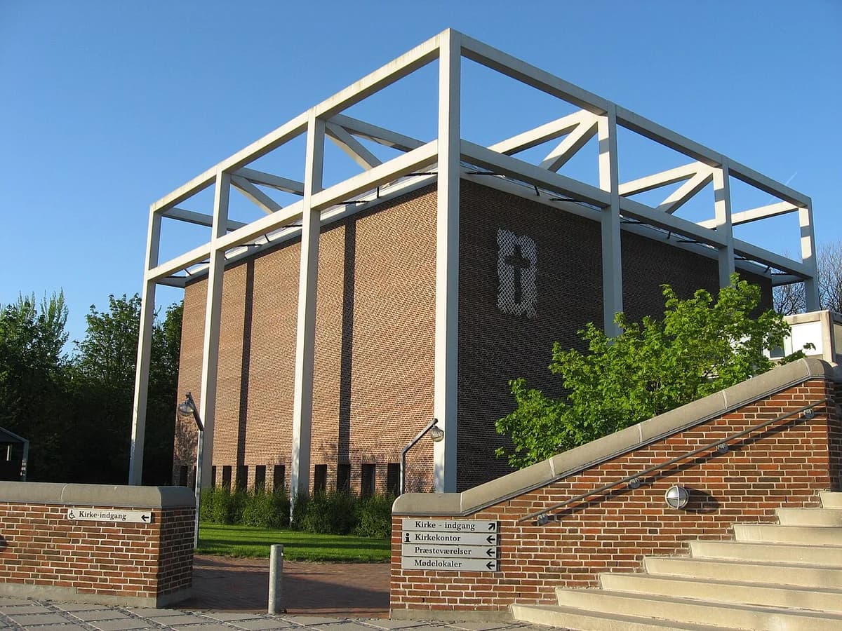 Modern church building in Aarhus with a white frame around it.