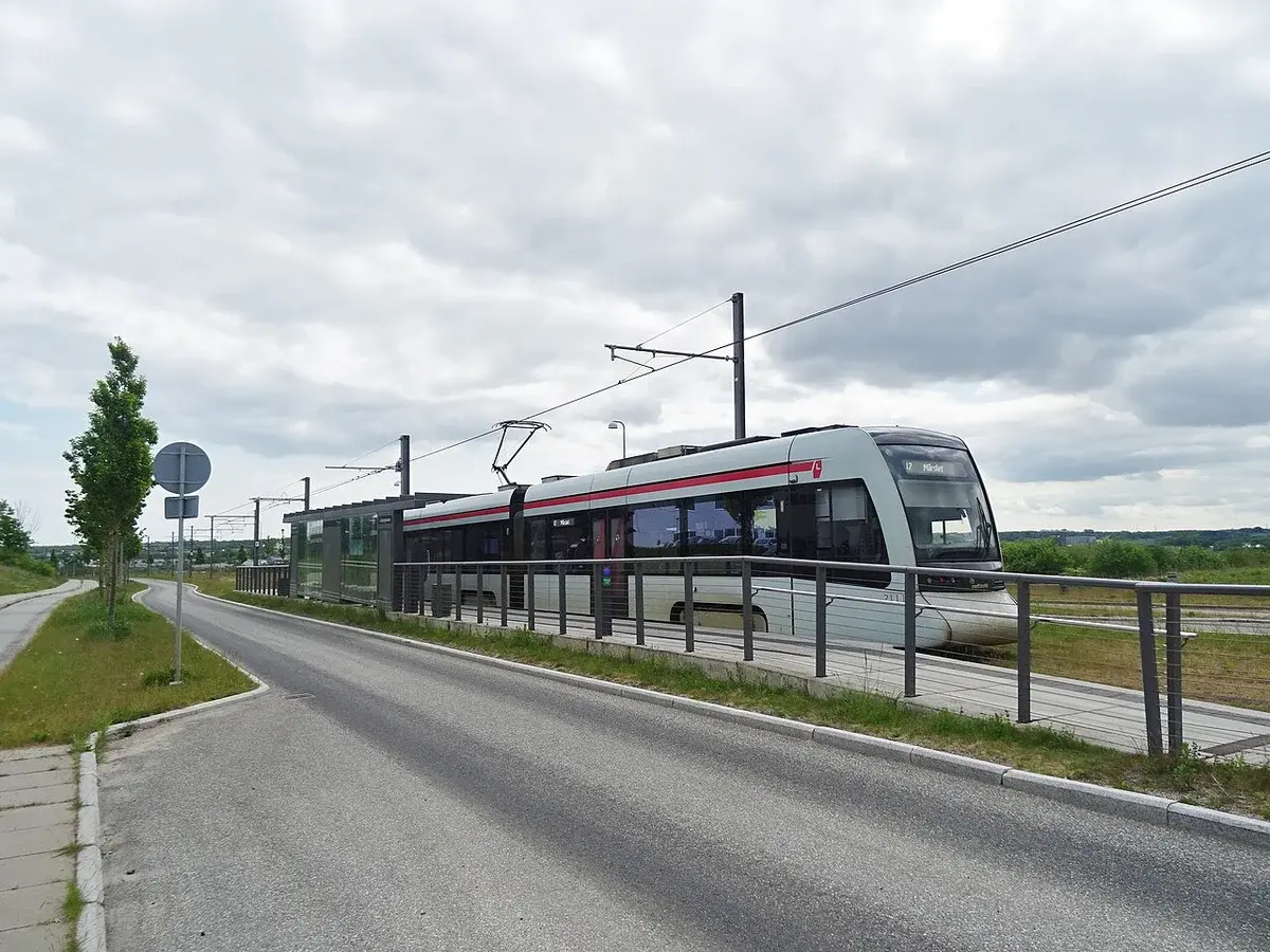 A light rail train at Lisbjergskolen Station in Aarhus.