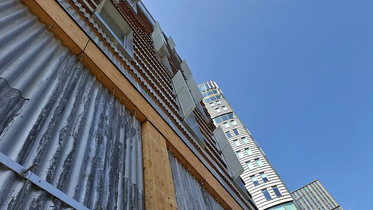 Low-angle view of the Træ building facade in Aarhus.